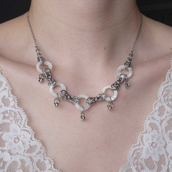 Mother-of-pearl and silver medieval princess chain mail necklace - Picture 2 of 9